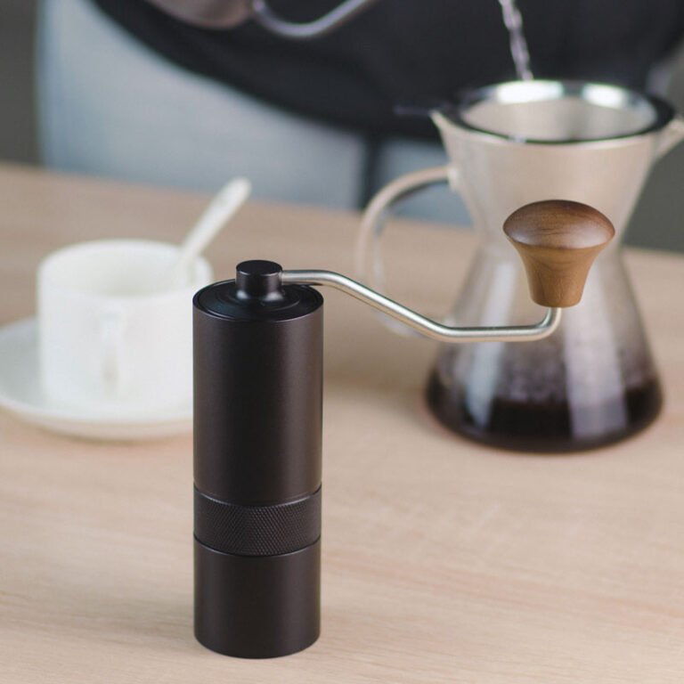 How to use a manual coffee grinder ?