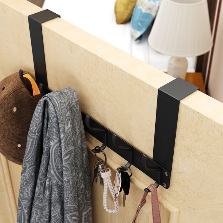 The space behind the door to use up, recommended 4 practical over the door hooks