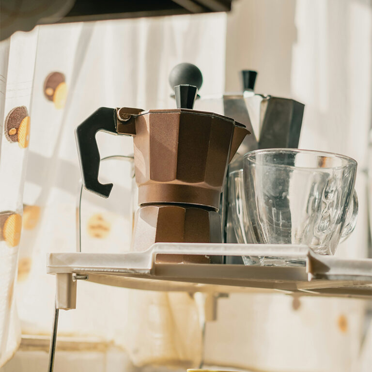 Comparing Aluminum and Stainless Steel Moka Pots: Which One to Choose?